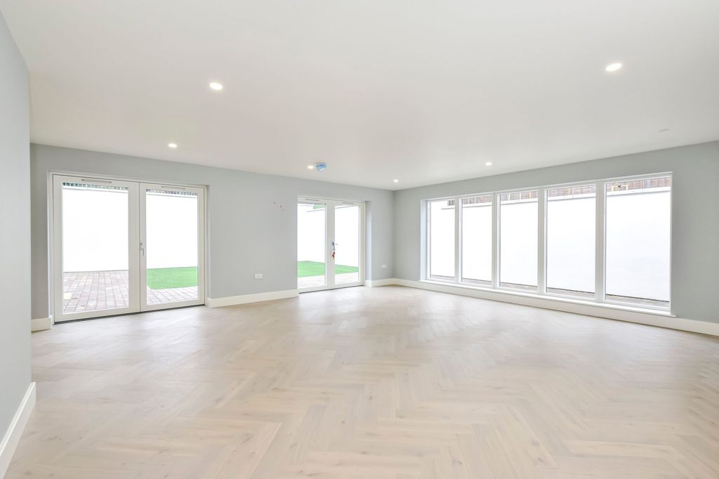 4 bed detached house for salePlot 2, Three Acres, Toms Lane, Kings Langley WD4 photo 3