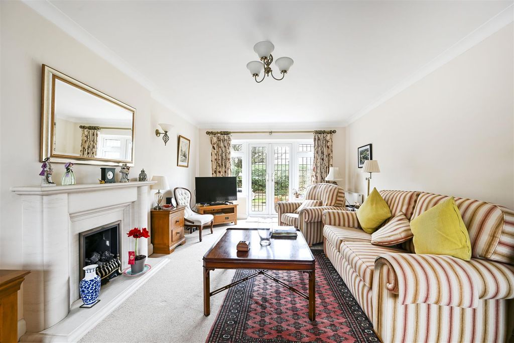 3 bed property for saleDeepdene, Ingatestone CM4 photo 3