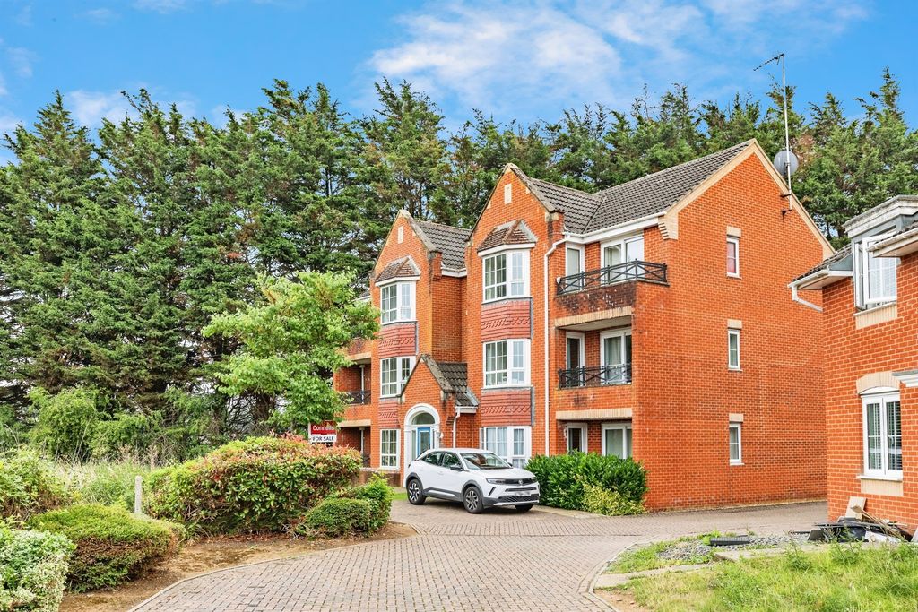 2 bed flat for saleAbbots Way, Kettering NN15 photo 2
