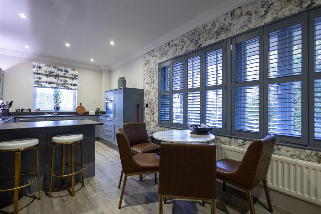 2 bed flat for saleStonegate, The Limes, Ingatestone CM4 photo 2