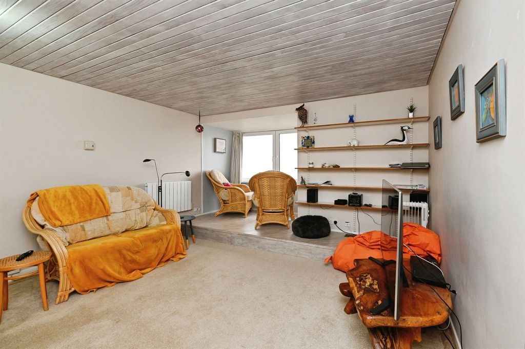 2 bed flat for saleCliff Parade, Hunstanton PE36 photo 4