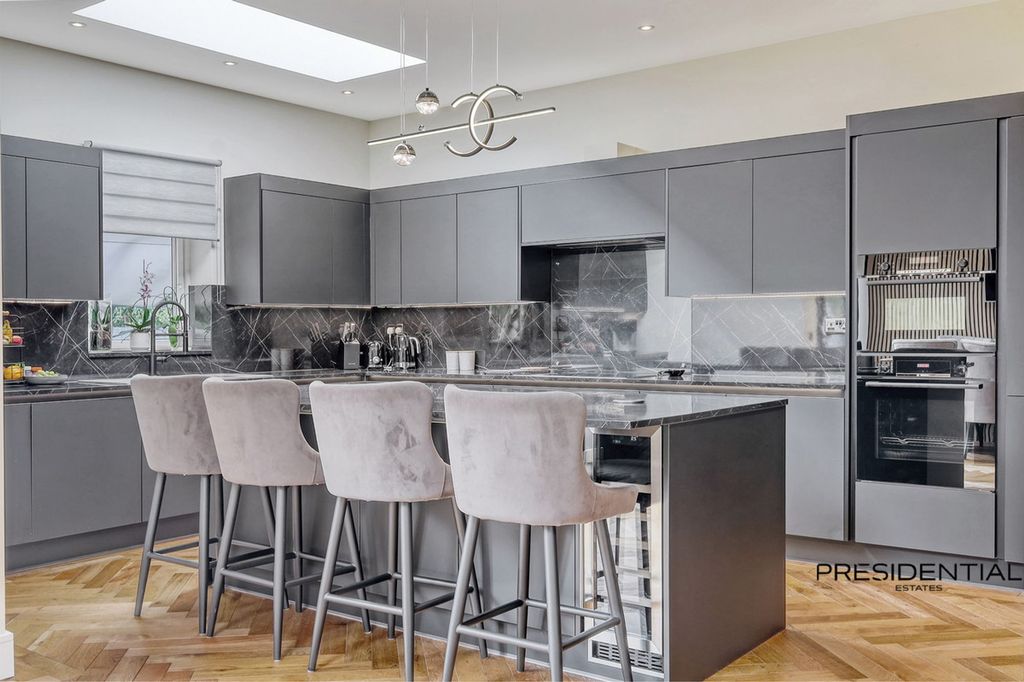 Additional image 5 of 5 bed property for saleKenwood Gardens, Gants Hill IG2