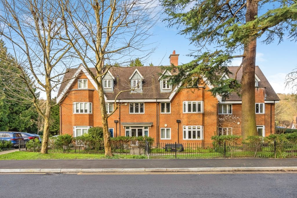 2 bed flat for saleHayes Lane, Kenley CR8