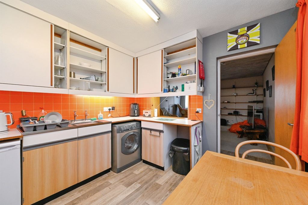 2 bed flat for saleCliff Parade, Hunstanton PE36 photo 5