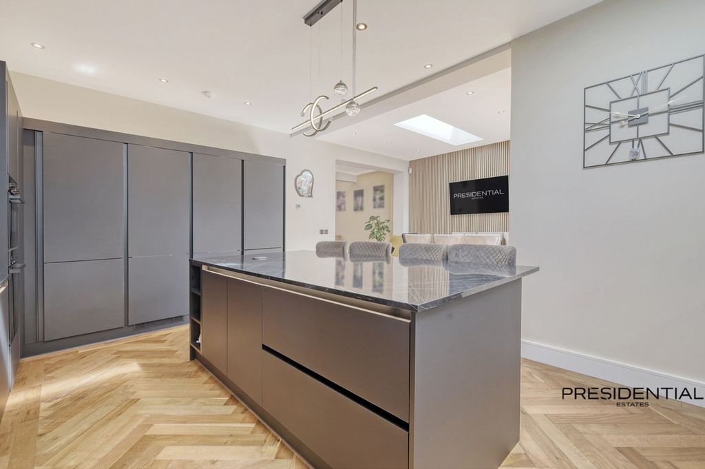 Additional image 7 of 5 bed property for saleKenwood Gardens, Gants Hill IG2
