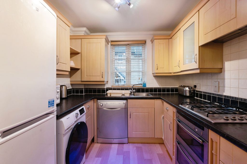 2 bed flat for saleHare Bridge Crescent, Ingatestone CM4 photo 3