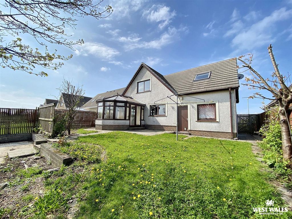 3 bed detached bungalow for saleCenarth Close, Pembroke Dock SA72 photo 4