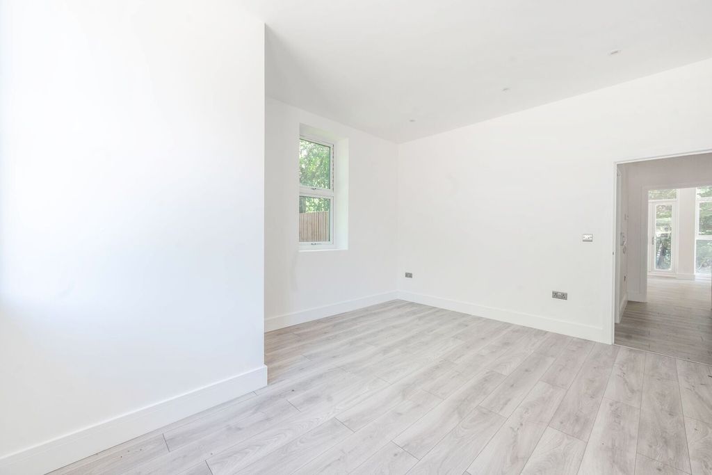 3 bed flat for saleWest End Lane, Pinner HA5 photo 3