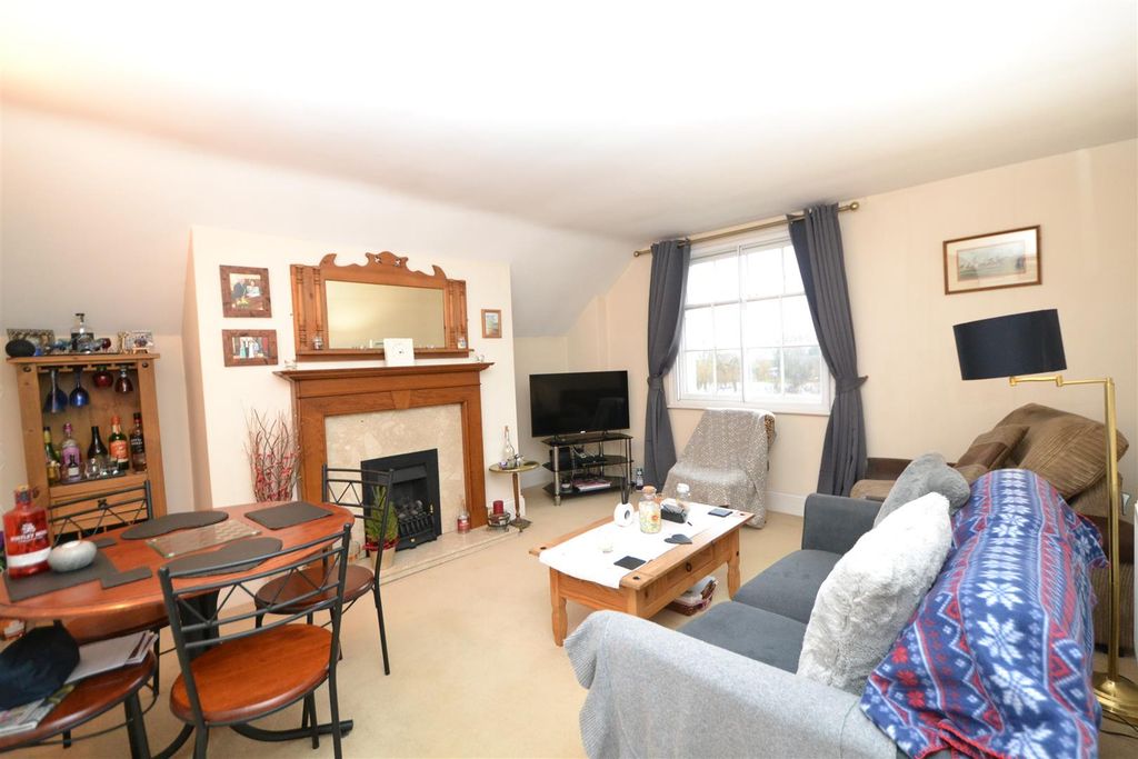 2 bed flat for saleWaterside, Upton Upon Severn, Worcester WR8 photo 3