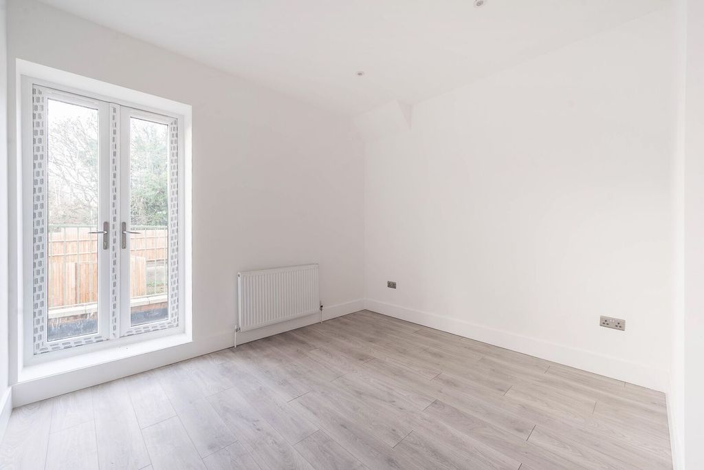 2 bed flat for saleWest End Lane, Pinner HA5 photo 5