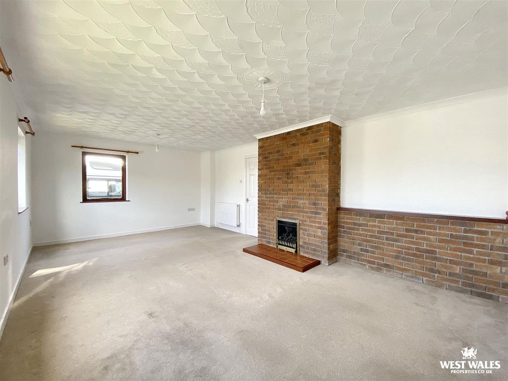 3 bed detached bungalow for saleCenarth Close, Pembroke Dock SA72 photo 2