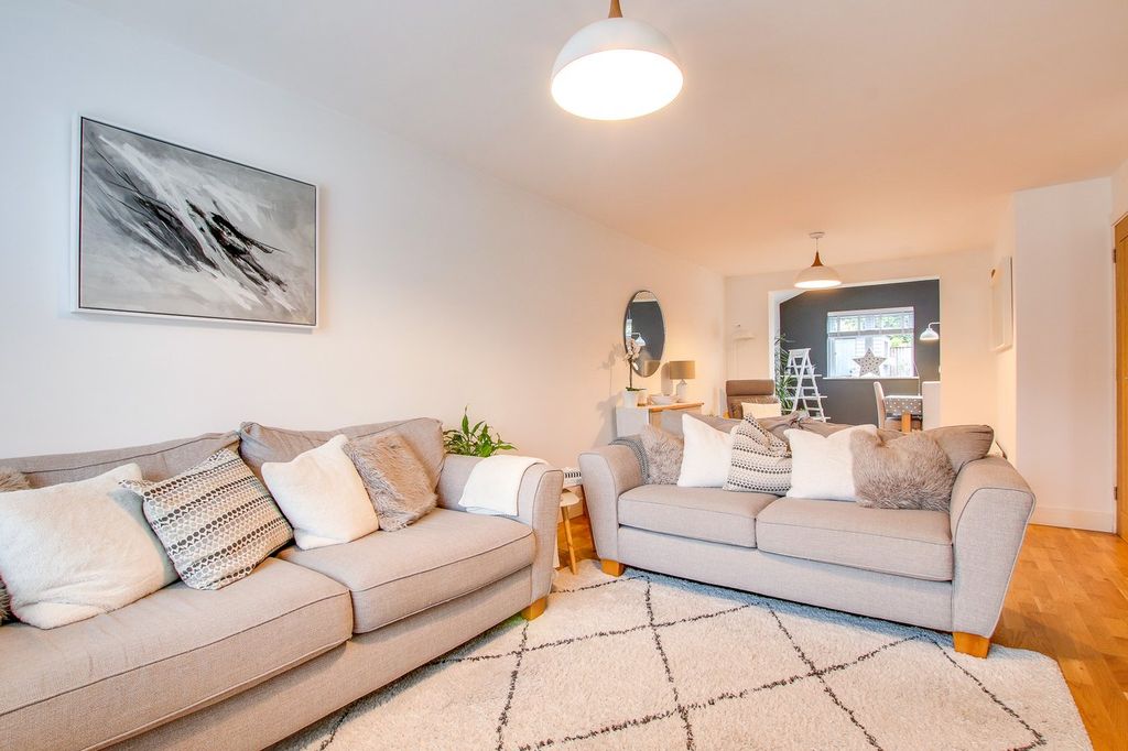 4 bed detached house for saleThe Meadows, Lyndhurst SO43 photo 2