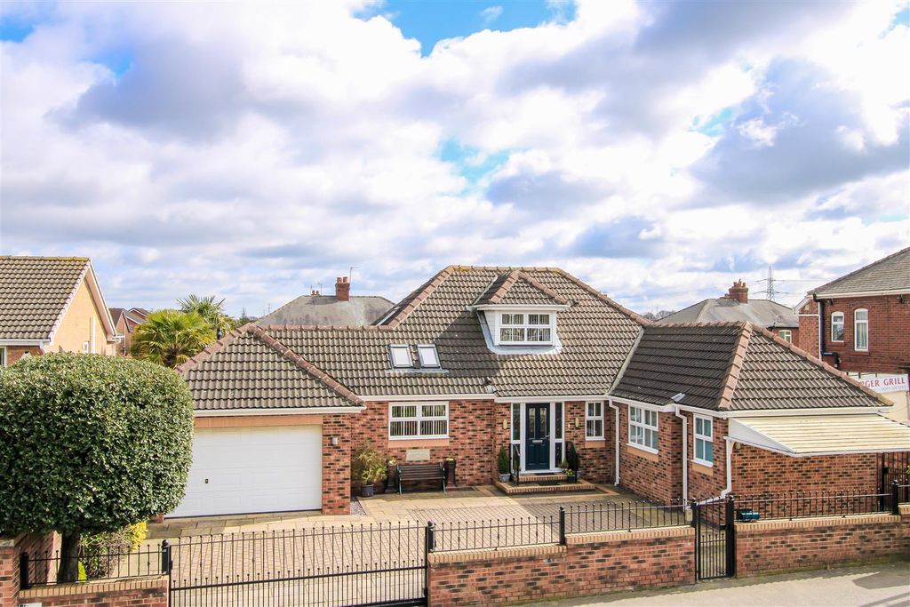 4 bed detached house for saleSnydale Road, Normanton WF6