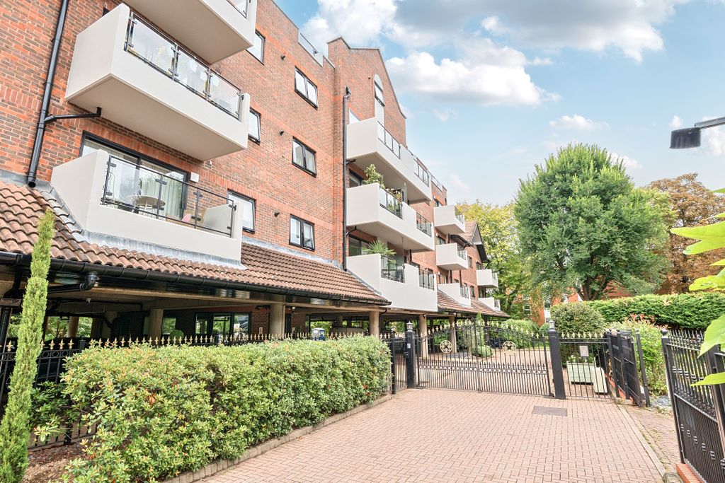 2 bed penthouse for saleRay Park Road, Maidenhead SL6