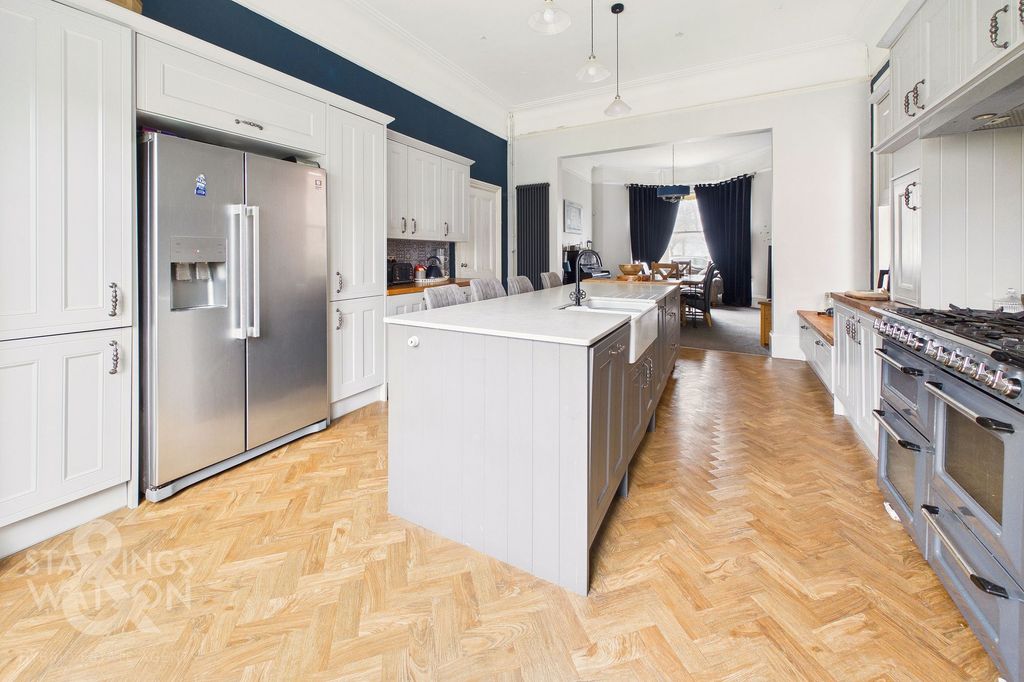Additional image 8 of 6 bed detached house for saleKirkley Cliff Road, Lowestoft NR33