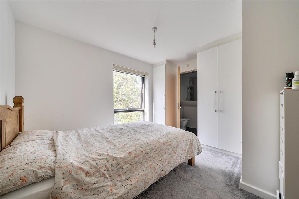 2 bed flat for saleLily Close, Pinner HA5 photo 5