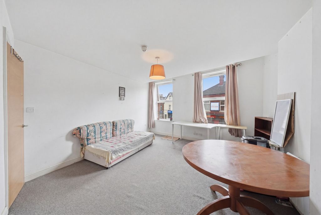 2 bed flat for saleManchester Road, Northwich CW9 photo 5