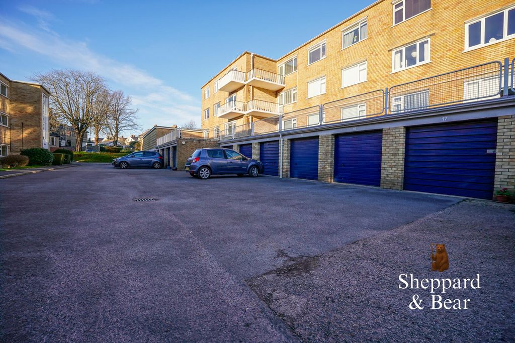 2 bed flat for saleBeach Road, Penarth CF64 photo 2