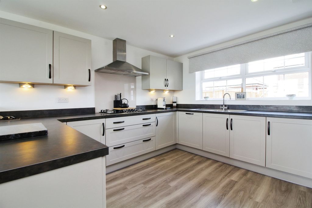 4 bed detached house for saleKipling Road, Ledbury HR8 photo 3