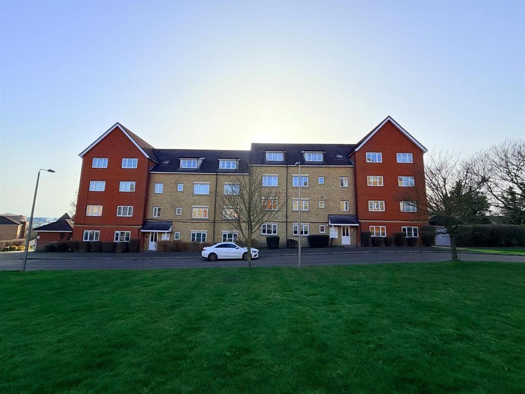 2 bed flat for saleKendal, Purfleet-On-Thames RM19 photo 3