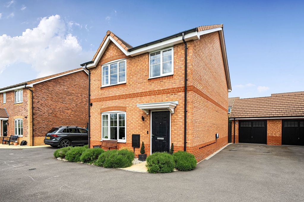 3 bed detached house for saleSkylark Drive, Pershore WR10