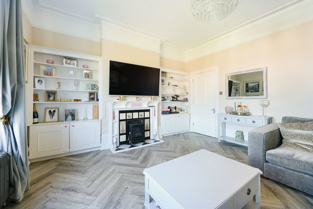 3 bed flat for saleWesterham Road, Oxted RH8 photo 3