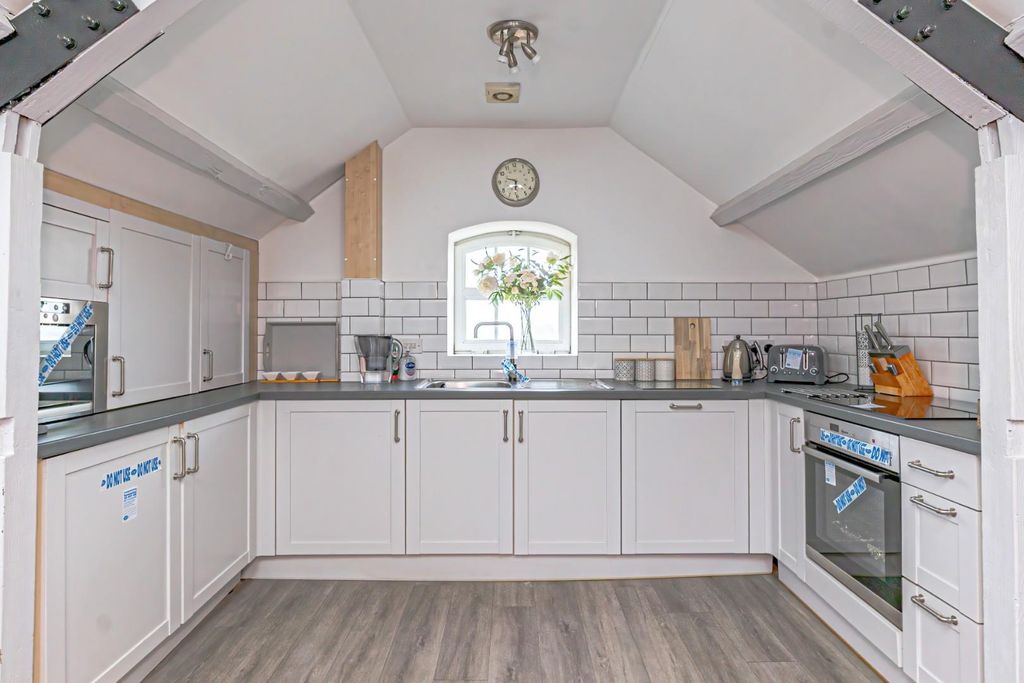 2 bed flat for saleOld Road, Leighton Buzzard LU7 photo 3