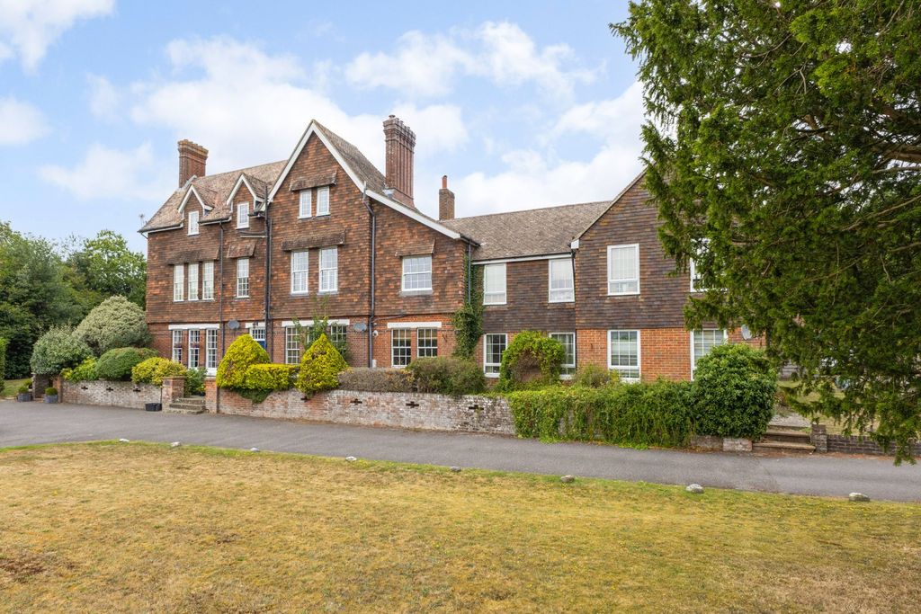 2 bed flat for saleBurton Park Road, Petworth, West Sussex GU28