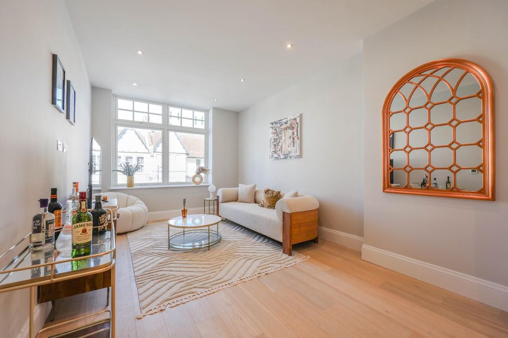 2 bed flat for saleBroadway, Leigh-On-Sea SS9