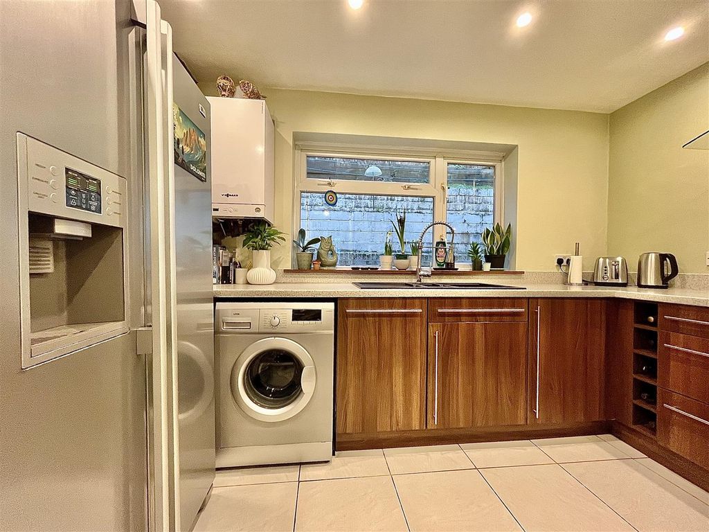 3 bed detached house for saleThe Crescent, Mitcheldean GL17 photo 3