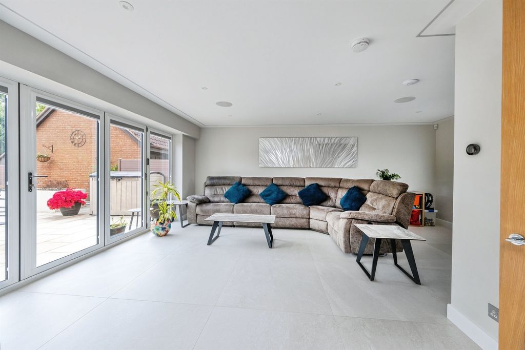 Additional image 2 of 4 bed detached house for saleTabard Gardens, Newport Pagnell MK16
