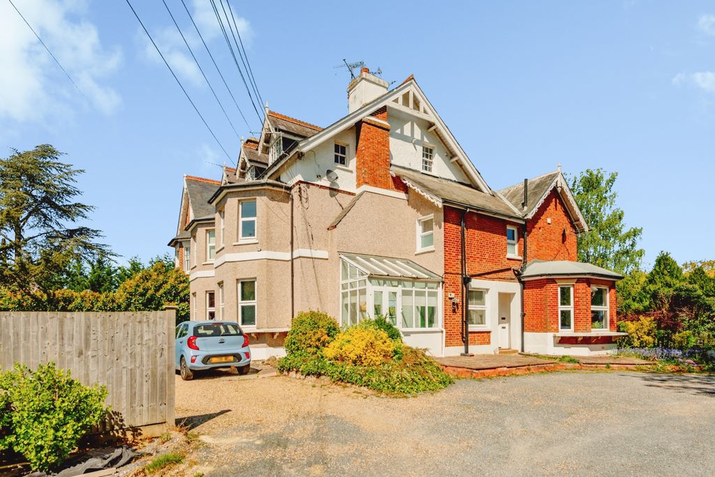 2 bed flat for saleEastbourne Road, Godstone RH9