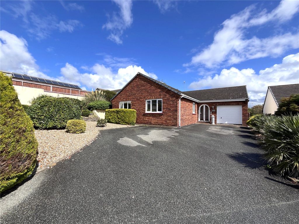 3 bed bungalow for saleHampshire Drive, Pembroke Dock, Pembrokeshire SA72
