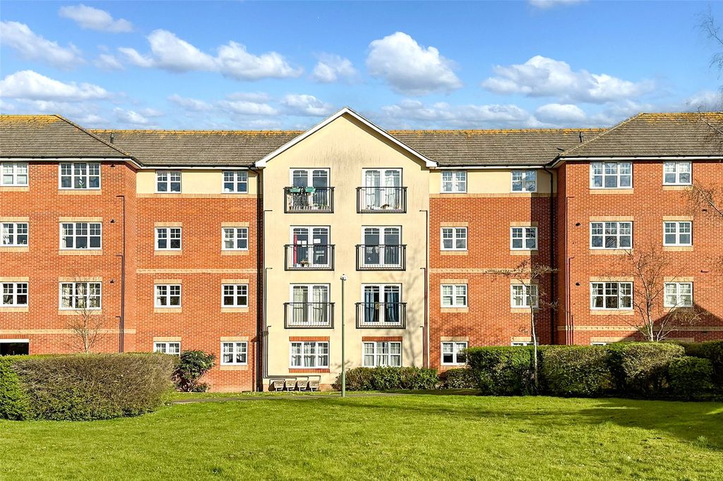 2 bed flat for saleButts Mead, Littlehampton, West Sussex BN17