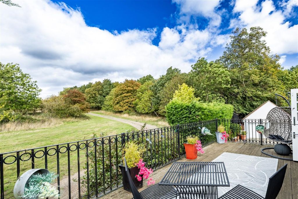 3 bed barn conversion for saleThe Barn, Stanford Rivers CM5 photo 3