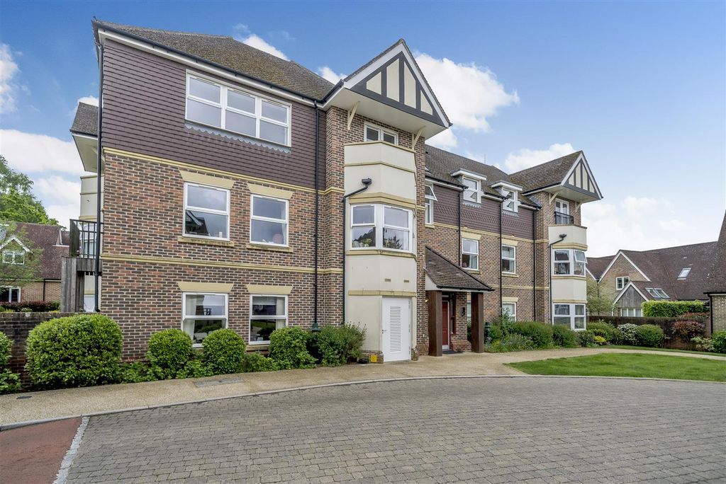 2 bed flat for sale15 King George's Drive, Liphook GU30