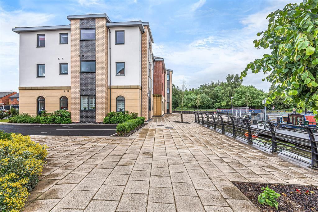 2 bed flat for salePearson Place, Leigh WN7 photo 2