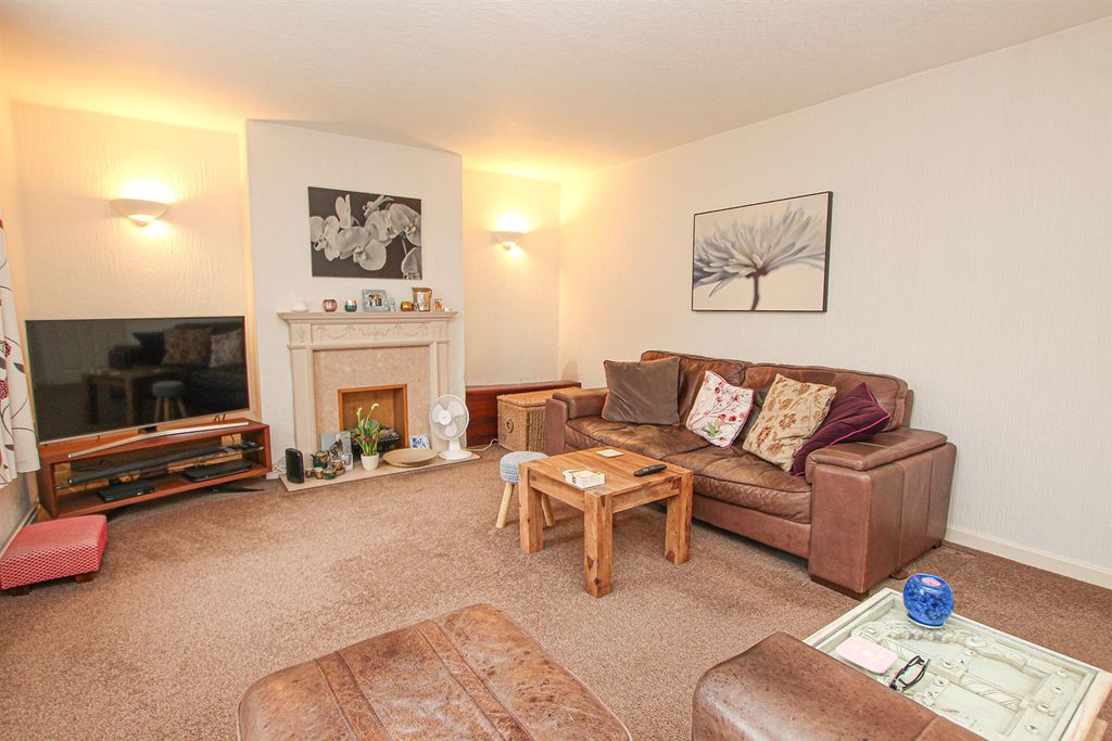 2 bed flat for saleFreshfields, Newmarket CB8 photo 4