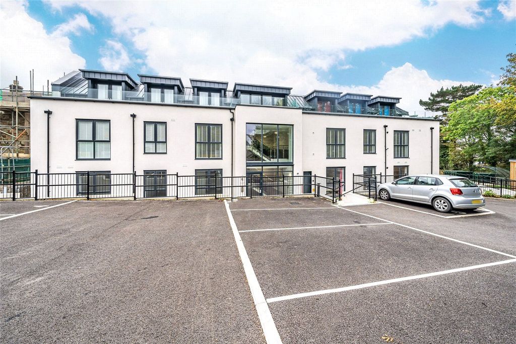 2 bed flat for saleArmistice Gardens, Centenary Way, Penzance, Cornwall TR18