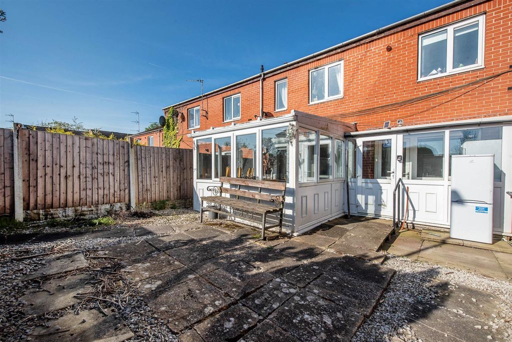 2 bed flat for saleGreystones, Leyland PR26 photo 4