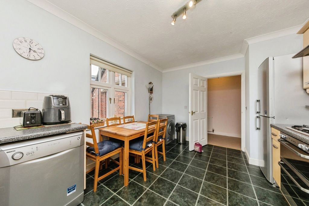 Additional image 6 of 2 bed flat for saleEastgate, Macclesfield, Cheshire SK10