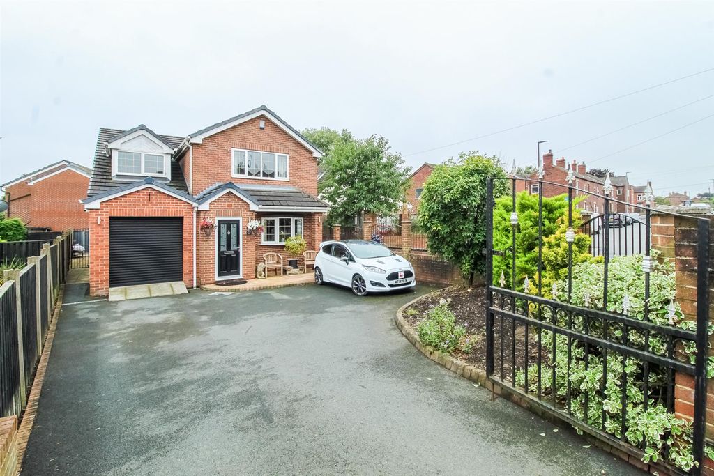 3 bed detached house for saleHigh Street, Ossett WF5
