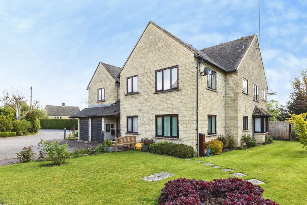 2 bed flat for salePegasus Court, Gloucestershire GL54