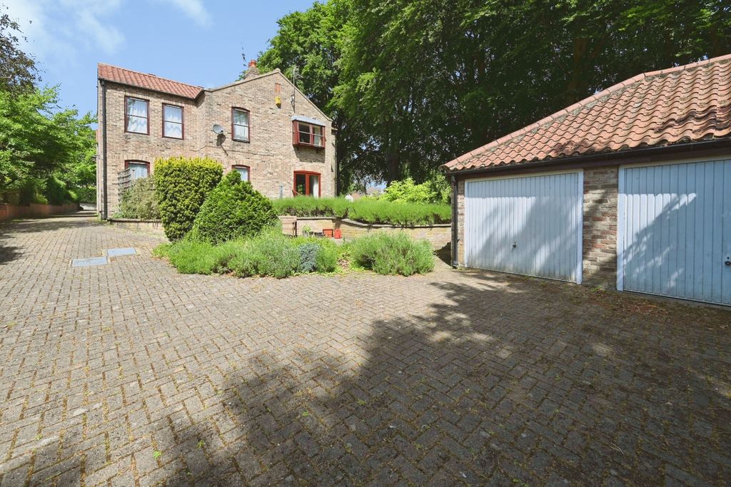 3 bed flat for saleThe Wickets, Studley Road, Ripon HG4