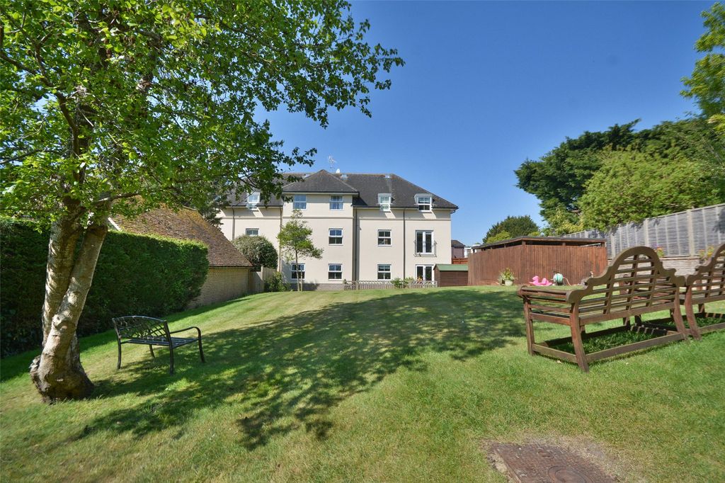 2 bed flat for saleBarnhouse Close, Pulborough, West Sussex RH20
