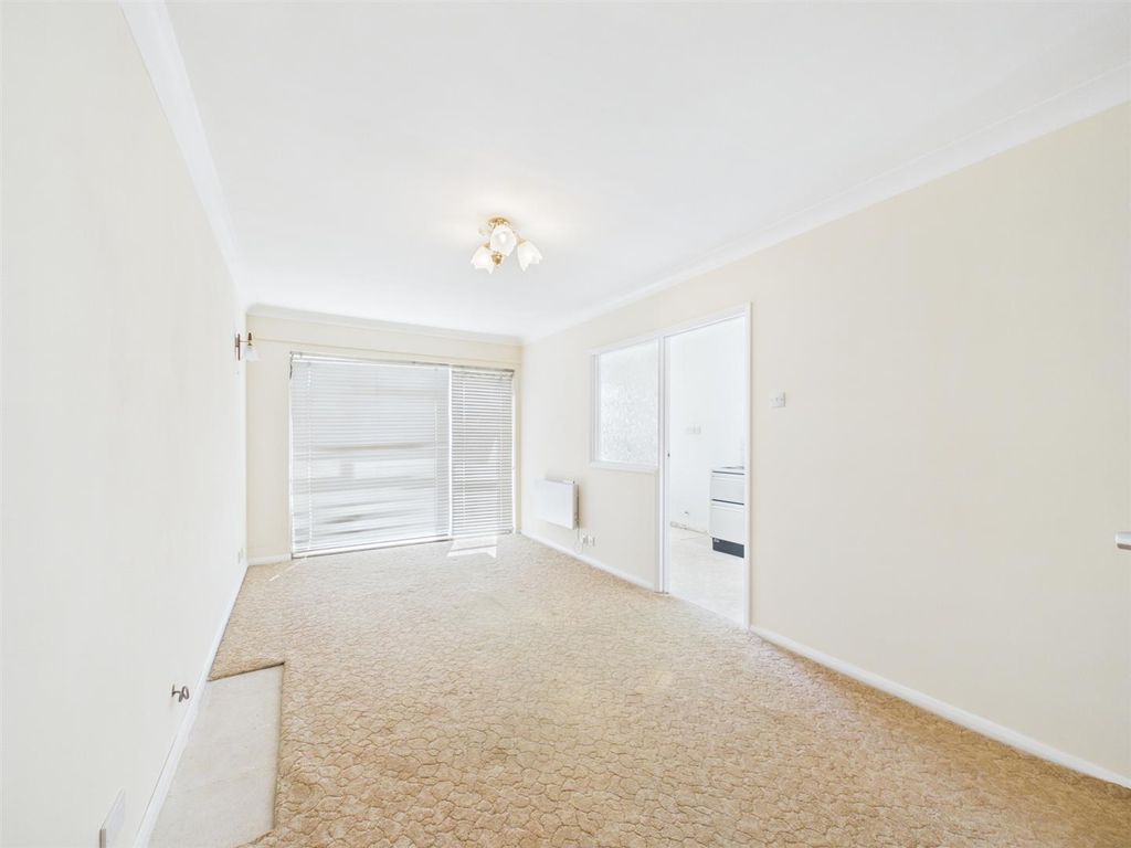 1 bed flat for saleSutton Avenue, Peacehaven BN10 photo 2