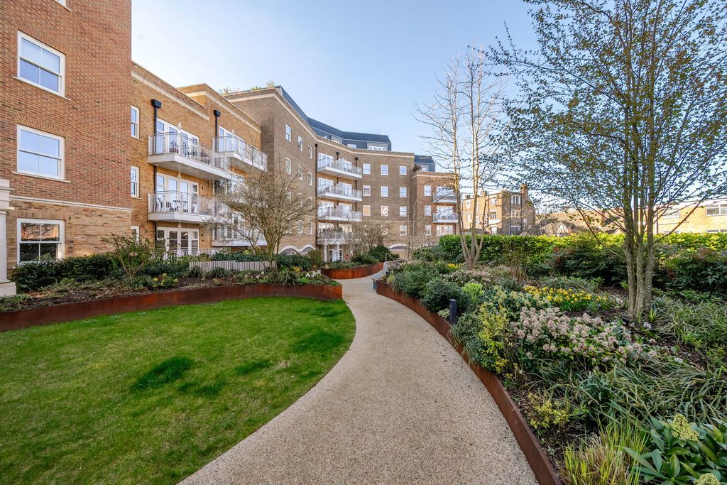 2 bed flat for saleAtkinson House, 3 Eden Place, Oxted RH8