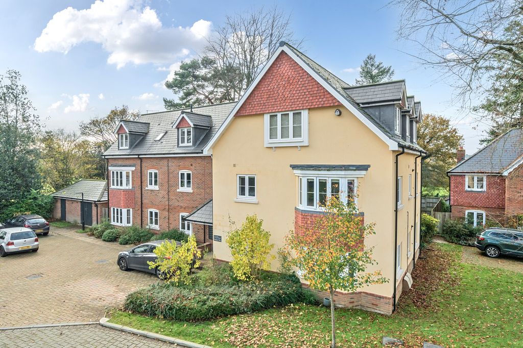2 bed flat for saleRudgard Way, Liphook GU30