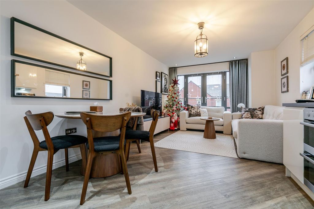 2 bed flat for saleMarina Walk, Leigh WN7 photo 4