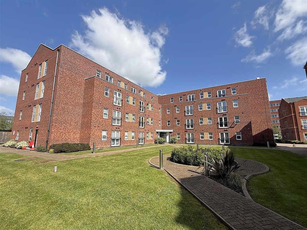 2 bed flat for saleCrescent House, Woodside Park, Rugby CV21